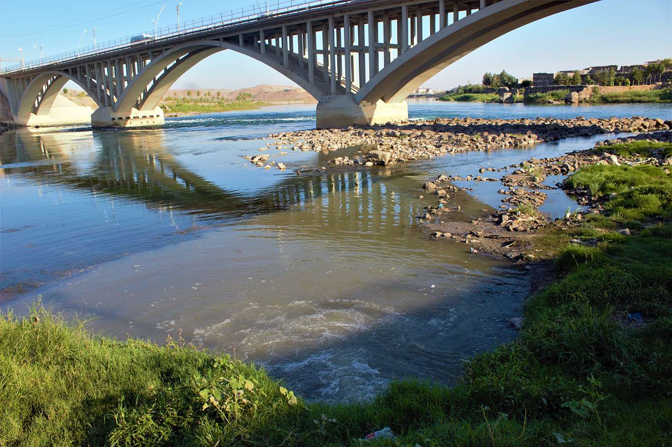 Dicle Nehri kanalizasyon sularıyla kirletiliyor Dicle Nehri kanalizasyon sularıyla kirletiliyor